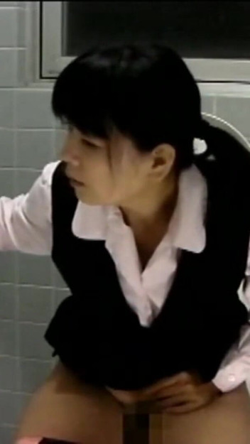 Stuck up Older Woman – Toilet Masturbation – Ep2