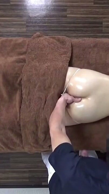 Uncensored Creampie – Charming Beauty with a Tiny Face and Perfect Waist Requests Extra Oil – 1